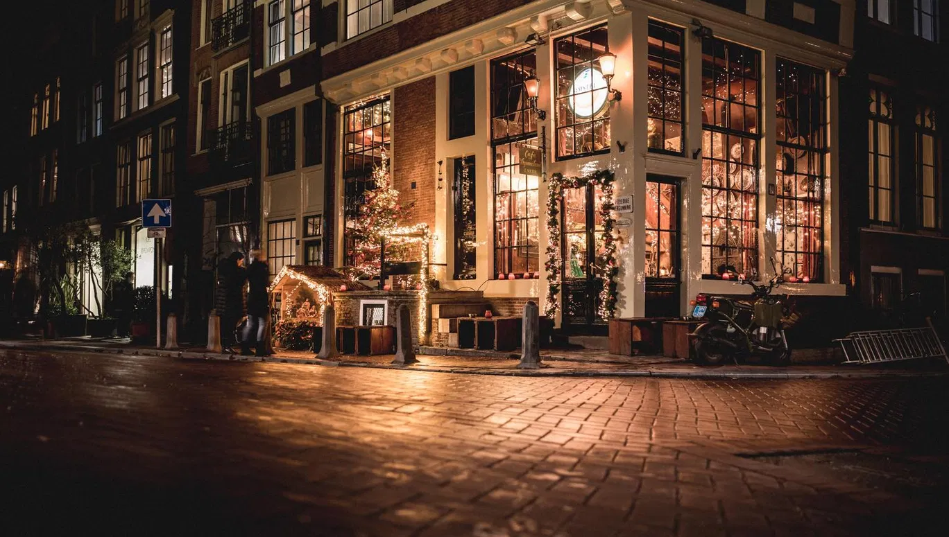 Wonky pubs and historic drinking holes in Amsterdam | I amsterdam